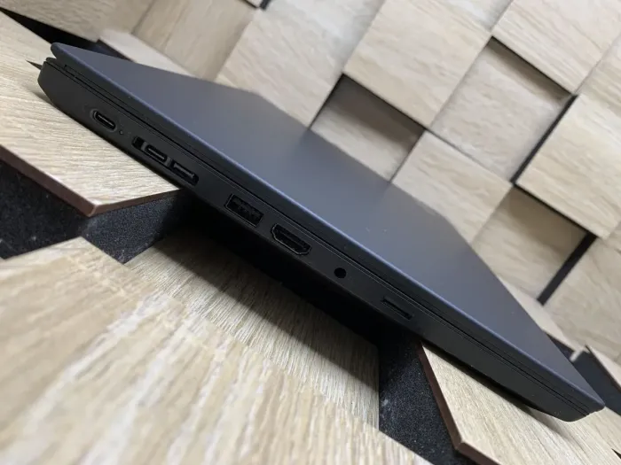 Ультрабук Lenovo ThinkPad T490 / 14" (1920x1080) IPS / Intel Core i5-8265U (4 (8) ядра по 1.6 - 3.9 GHz) / 8 GB DDR4 / 256 GB SSD M.2 / Intel UHD Graphics 630 / WebCam / Fingerprint / HDMI б/в - зображення 5