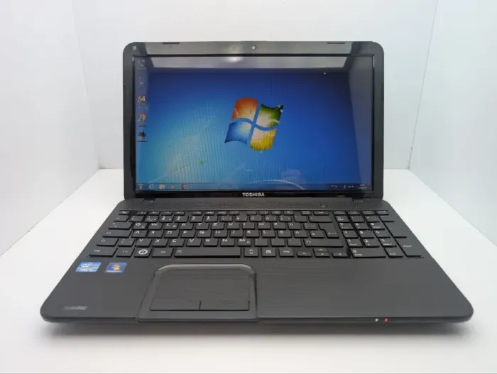 Ноутбук Toshiba Satellite C855 / 15.6" (1366x768) TN / Intel Core i3-2350M (2 (4) ядра по 2.3 GHz) / 6 GB DDR3 / 500 GB HDD / Intel HD Graphics 3000 / WebCam б/в - зображення 2