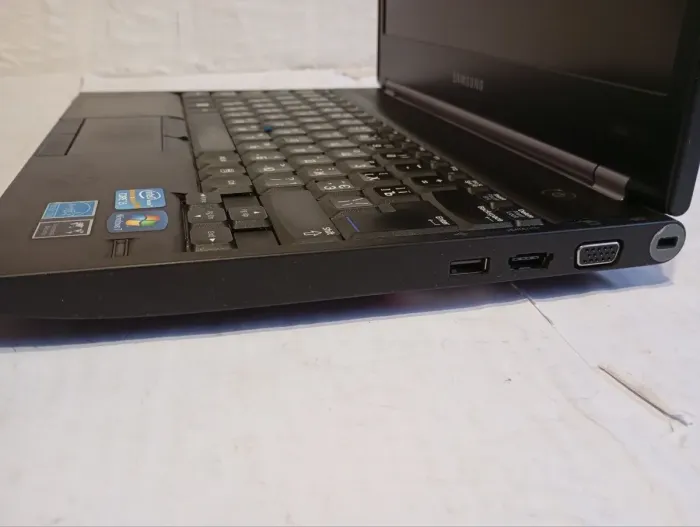 Нетбук Б-класс Samsung NP400B2B / 12.5" (1366x768) TN / Intel Core i5-2450M (2 (4) ядра по 2.5 - 3.1 GHz) / 8 GB DDR3 / 500 GB HDD / Intel HD Graphics 3000 / WebCam б/в - зображення 6