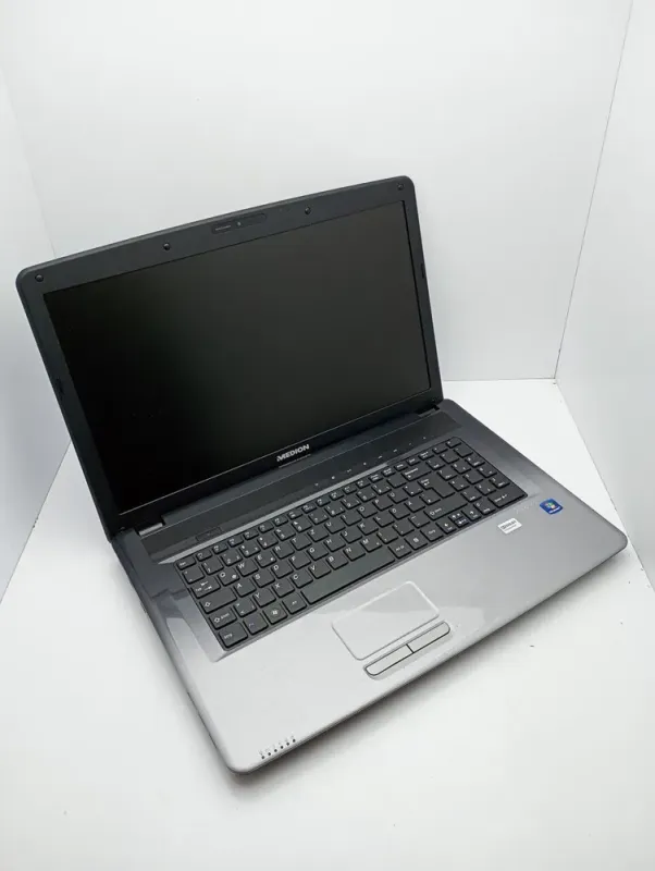 Ноутбук Acer Medion E7222 / 17.3" (1600x900) TN / Intel Core i5-2540M (2 (4) ядра по 2.6 - 3.3 GHz) / 6 GB DDR3 / 120 GB SSD + 500 GB HDD / Intel HD Graphics 3000 / WebCam / АКБ не тримає б/в - зображення 3