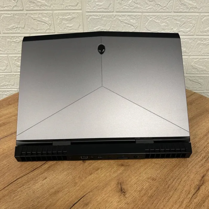 Ігровий ноутбук Dell Alienware 17 R4 / 17.3" (1920x1080) IPS / Intel Core i7-6700HQ (4 (8) ядер по 2.6 - 3.5 GHz) / 16 GB DDR4 / 128 GB SSD + 1000 GB HDD / nVidia GeForce GTX 1060, 6 GB GDDR5, 192-bit / WebCam б/в - зображення 3