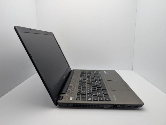 Ноутбук Medion Akoya E6422 / 15.6" (1366x768) TN / Intel Core i5-6200U (2 (4) ядра по 2.3 - 2.8 GHz) / 8 GB DDR3 / 120 GB SSD / Intel HD Graphics 520 / WebCam б/в - зображення 3