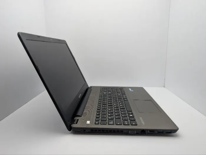 Ноутбук Medion Akoya E6422 / 15.6" (1366x768) TN / Intel Core i5-6200U (2 (4) ядра по 2.3 - 2.8 GHz) / 8 GB DDR3 / 120 GB SSD / Intel HD Graphics 520 / WebCam б/в - зображення 3
