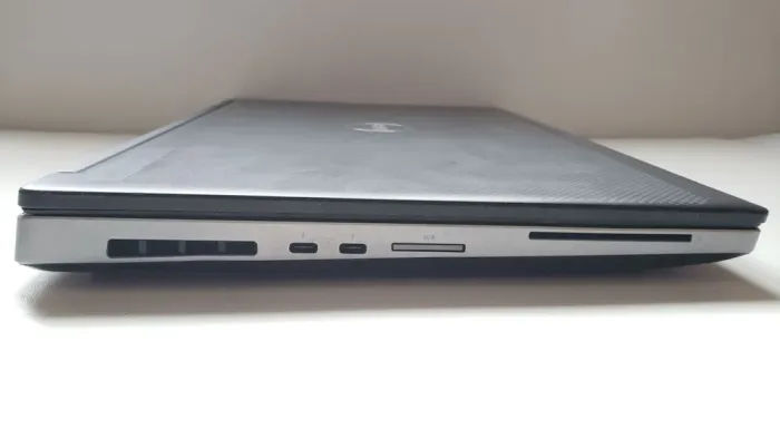 Мобільна робоча станція Dell Precision 7530 / 15.6" (1920x1080) IPS / Intel Core i7-8850H (6 (12) ядер по 2.6 - 4.3 GHz) / 32 GB DDR4 / 128 GB SSD M.2 + 512 GB SSD M.2 / nVidia Quadro P2000, 4 GB GDDR5, 128-bit / WebCam б/в - зображення 4