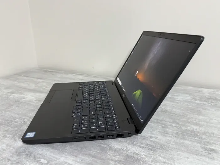Ігровий ноутбук Dell Latitude 5501 / 15.6" (1920x1080) IPS / Intel Core i7-9850H (6 (12) ядра по 2.6 - 4.6 GHz) / 16 GB DDR4 / 512 GB SSD / nVidia GeForce MX150, 2 GB GDDR5, 64-bit / WebCam б/в - зображення 4