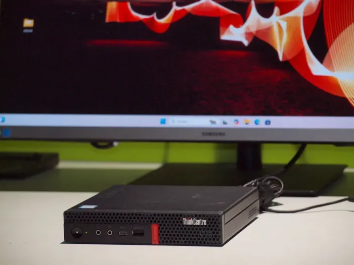 Неттоп Lenovo ThinkCentre M720q Tiny USFF / Intel Core i5-8400T (6 ядер по 1.7 - 3.3 GHz) / 16 GB DDR4 / 240 GB SSD / Intel UHD Graphics 630 / USB 3.1 / Wi-Fi / Блок живлення в комплекті б/в - зображення 2