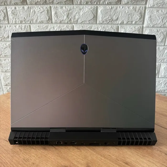 Ігровий ноутбук Б-клас Dell Alienware 15 R3 / 15.6" (1920x1080) IPS / Intel Core i5-6300HQ (4 ядра по 2.3 - 3.2 GHz) / 16 GB DDR4 / 128 GB SSD M.2 + 1000 GB HDD / nVidia GeForce GTX 1060, 6 GB GDDR5, 192-bit / WebCam б/в - зображення 3