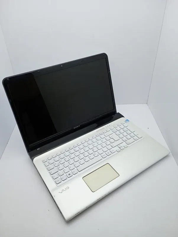 Ноутбук Sony 17 / 17.3" (1600x900) TN / Intel Pentium 2020M (2 ядра по 2.4 GHz) / 6 GB DDR3 / 500 GB HDD / Intel HD Graphics 2500 / WebCam / АКБ не держит б/в - зображення 3