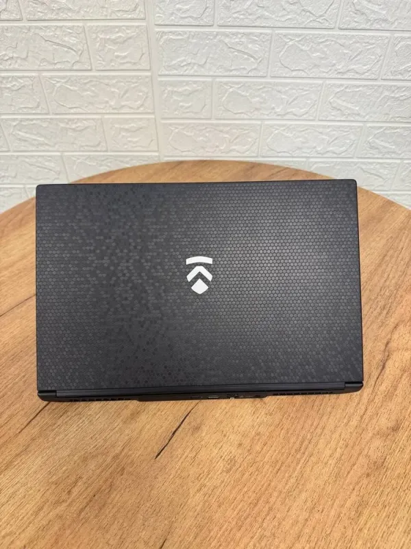 Ігровий ноутбук Eluktronics MAG-15 2070 / 15.6" (1920x1080) IPS / Intel Core i7-9750H (6 (12) ядер по 2.6 - 4.5 GHz) / 32 GB DDR4 / 1000 GB SSD / nVidia GeForce RTX 2070 Max-Q, 8 GB GDDR6, 256-bit / WebCam б/в - зображення 3