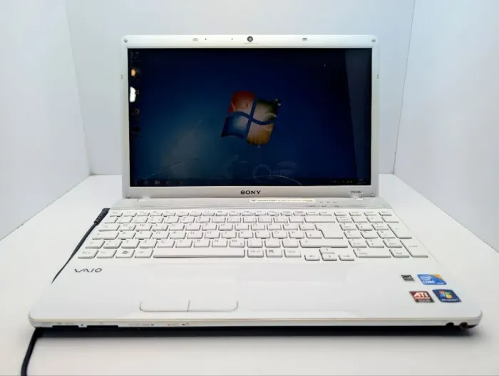 Ноутбук Sony VPC-EB / 15.6" (1366x768) TN / Intel Core i3-370M (2 (4) ядра по 2.4 GHz) / 6 GB DDR3 / 500 GB HDD / AMD Radeon HD 5650, 1 GB GDDR3, 128-bit / WebCam / DVD-ROM б/в - зображення 2