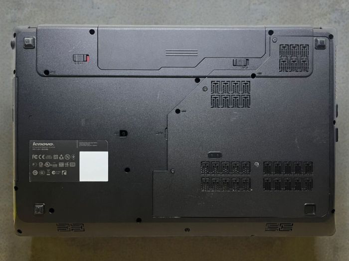 Ноутбук Lenovo G770 / 17.3" (1600x900) TN / Intel Pentium B960 (2 ядра по 2.2 GHz) / 8 GB DDR3 / 120 GB SSD / Intel HD Graphics / WebCam б/в - изображение 3