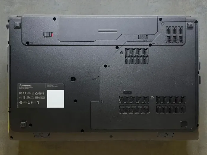 Ноутбук Lenovo G770 / 17.3" (1600x900) TN / Intel Pentium B960 (2 ядра по 2.2 GHz) / 8 GB DDR3 / 120 GB SSD / Intel HD Graphics / WebCam б/в - зображення 3