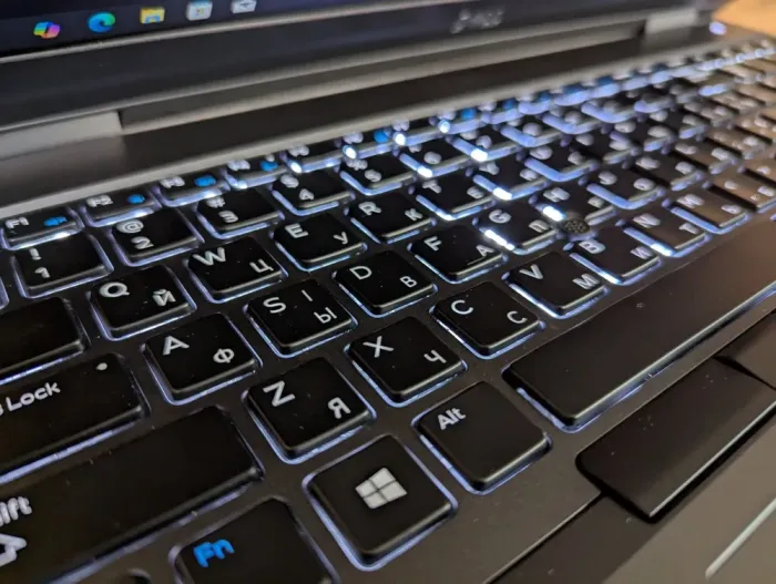 Мобільна робоча станція Dell Precision 7540 / 15.6" (1920x1080) IPS / Intel Core i5-9400H (4 (8) ядра по 2.5 - 4.3 GHz) / 32 GB DDR4 / 512 GB SSD / nVidia Quadro T2000, 4 GB GDDR5, 128-bit / TouchID / Windows 10 б/в - зображення 6