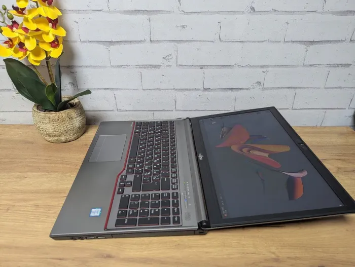 Ноутбук Б-клас Fujitsu LifeBook E756 / 15.6'' (1366x768) TN / Intel Core i5-6300U (2 (4) ядра по 2.4 - 3.0 GHz) / 8 GB DDR4 / 128 GB SSD / Intel HD Graphics 520 / WebCam / Без АКБ б/в - зображення 8