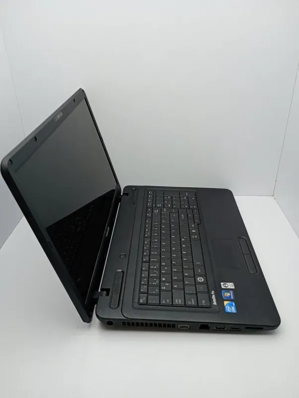Ноутбук Toshiba Satellite L670 / 17.3" (1600x900) TN / Intel Core i3-350M (2 (4) ядра по 2.26 GHz) / 6 GB DDR3 / 320 GB HDD / Intel HD Graphics / WebCam б/в - зображення 3