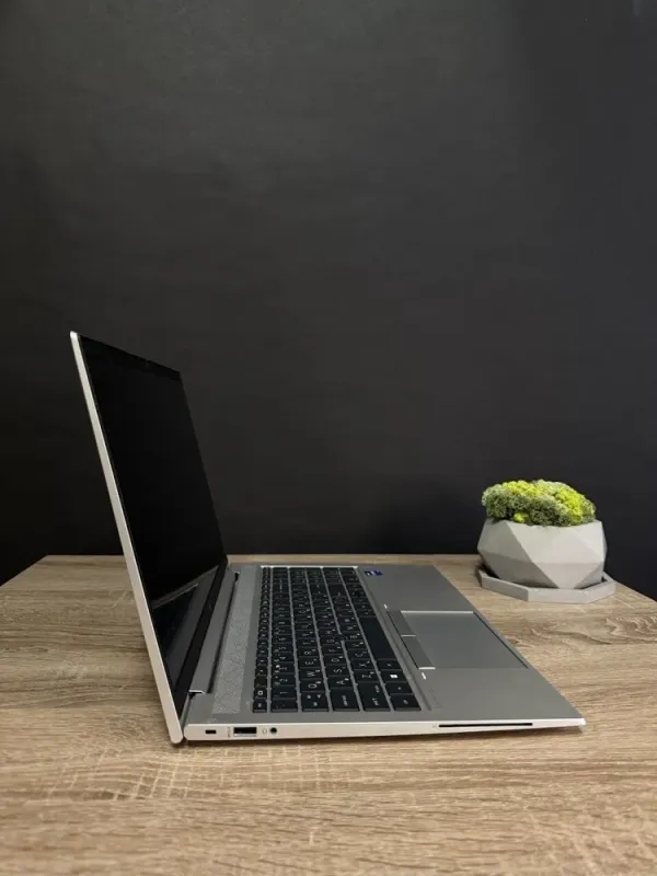 Ультрабук Б-клас HP EliteBook 850 G8 / 15.6" (1920x1080) IPS / Intel Core i5-1145G7 (4 (8) ядра по 2.6 - 4.4 GHz) / 16 GB DDR4 / 256 GB SSD M.2 / Intel Iris Xe Graphics / WebCam / Win 10 б/в - зображення 4