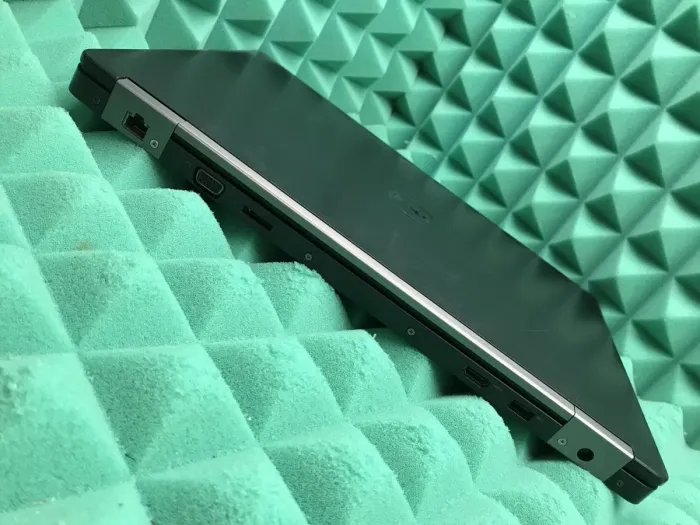 Ноутбук Б-клас Dell Latitude E5570 / 15.6" (1366x768) TN / Intel Core i5-6300U (2 (4) ядра по 2.4 - 3.0 GHz) / 8 GB DDR4 / 256 GB SSD / Intel HD Graphics 520 / WebCam / HDMI / Windows 10 ліцензія б/в - зображення 7