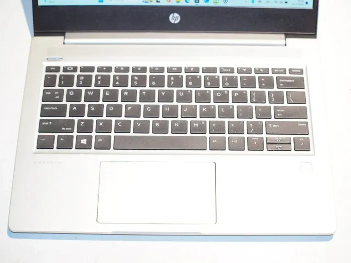 Ультрабук Б-клас HP ProBook 430 G7 / 13.3" (1920x1080) IPS / Intel Core i3-10110U (2 (4) ядра по 2.1 - 4.1 GHz) / 8 GB DDR4 / 256 GB SSD+1000 GB HDD / Intel UHD Graphics / WebCam б/в - зображення 3