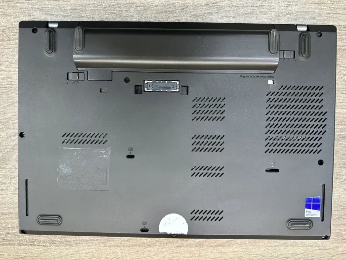 Ультрабук Lenovo ThinkPad L460 / 14" (1366x768) TN / Intel Core i3-6100U (2 (4) ядра по 2.3 GHz) / 8 GB DDR3 / 240 GB SSD / Intel HD Graphics 520 / WebCam / Windows 10 Pro б/в - зображення 8