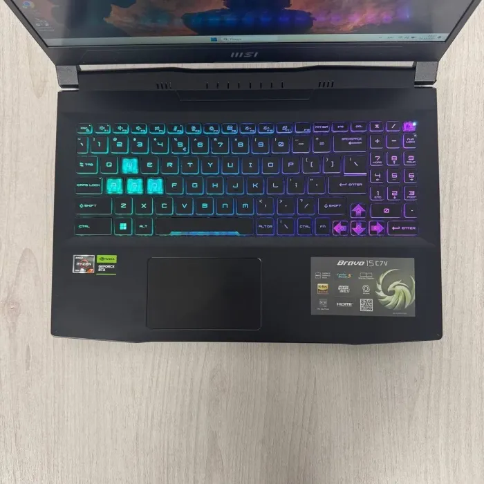 Ігровий ноутбук Б-класу MSI Bravo 15 C7VFK / 15.6" (1920x1080) IPS / AMD Ryzen 7 7735HS (8 (16) ядер по 3.2 - 4.75 GHz) / 16 GB DDR5 / 512 GB SSD NVMe / nVidia GeForce RTX 4060, 8 GB GDDR6, 128-bit / WebCam б/в - зображення 3