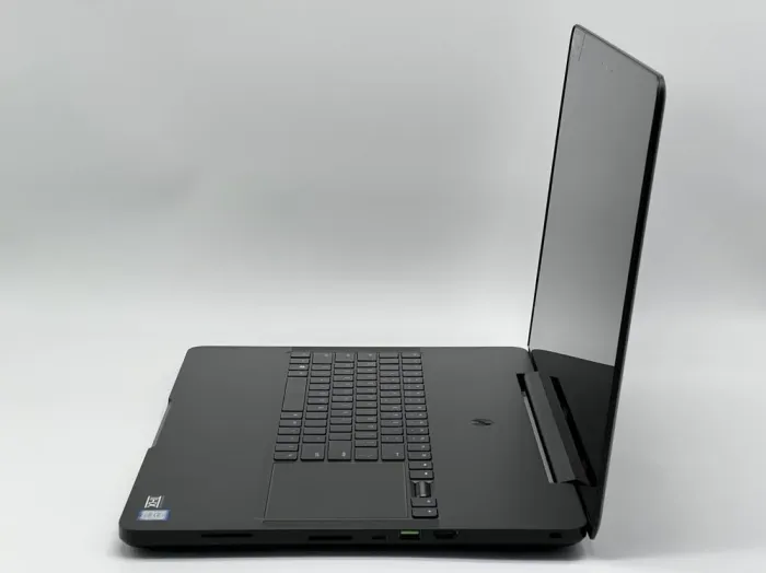 Ігровий ноутбук Razer Blade Pro 17 RZ09-01663E52 / 17.3" (3840x2160) IGZO Touch / Intel Core i7-7820HK (4 (8) ядра по 2.9 - 3.9 GHz) / 32 GB DDR4 / 960 GB SSD / nVidia GeForce GTX 1080, 8 GB GDDR5X, 256-bit / WebCam б/в - зображення 4