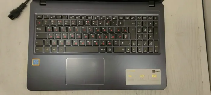 Ноутбук Б-класс Asus Vivobook F543U / 15.6"  TN /Pentium Gold 4417U (2 (4) ядра по 2.3 GHz) / 4 GB DDR4 / 120 GB SSD / Intel HD Graphics 610 / WebCam б/в - зображення 3