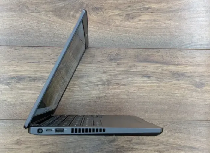 Ультрабук Dell Latitude 5400 / 14" (1920x1080) TN / Intel Core i7-8665U (4 (8) ядра по 1.9 - 4.8 GHz) / 8 GB DDR4 / 500 GB SSD / Intel UHD Graphics / WebCam б/в - зображення 4