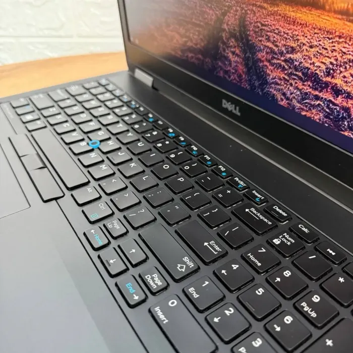 Мобільна робоча станція Б-клас Dell Precision 3510 / 15.6" (1920x1080) IPS / Intel Core i7-6820HQ (4 (8) ядра по 2.7 - 3.6 GHz) / 8 GB DDR4 / 256 GB SSD / AMD FirePro W5130M, 2 GB GDDR5, 128-bit / WebCam б/в - зображення 8