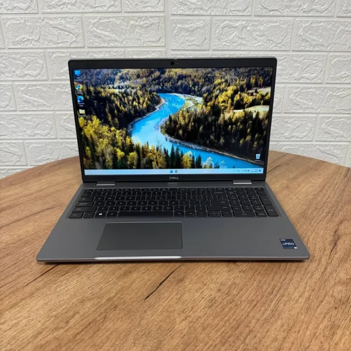 Ультрабук Dell Latitude 5530 / 15.6" (1920x1080) IPS / Intel Core i5-1235U (10 (12) ядер по 3.3 - 4.4 GHz) / 8 GB DDR4 / 256 GB SSD NVMe / Intel Iris Xe Graphics / WebCam б/в - зображення 2