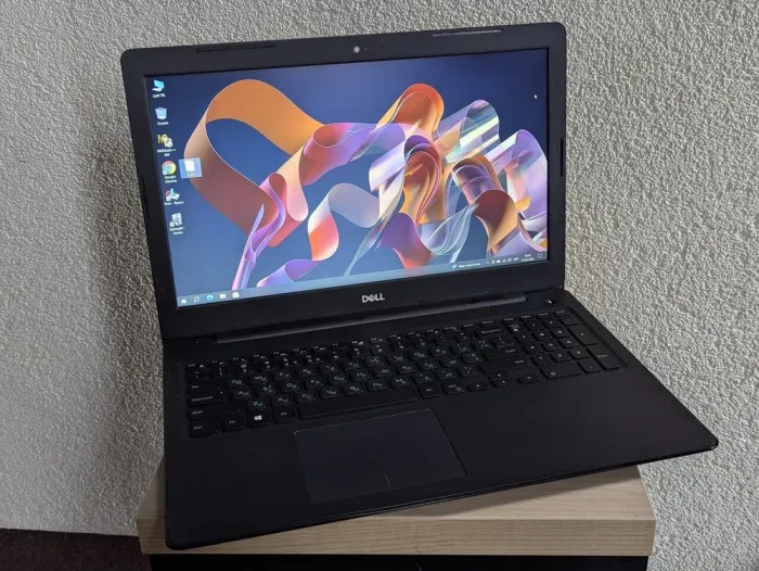 Ноутбук Б-клас Dell Latitude 3590 / 15.6" (1920x1080) TN / Intel Core i5-8250U (4 (8) ядра по 1.6 - 3.4 GHz) / 12 GB DDR4 / 128 GB SSD + 1000 GB HDD / Intel UHD Graphics 620 / WebCam б/в - зображення 4