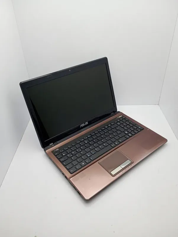 Ноутбук Asus K53 / 15.6" (1366x768) TN / Intel Core i3-2330M (2 (4) ядра по 2.2 GHz) / 6 GB DDR3 / 320 GB HDD / Intel HD Graphics 3000 / WebCam б/в - зображення 3