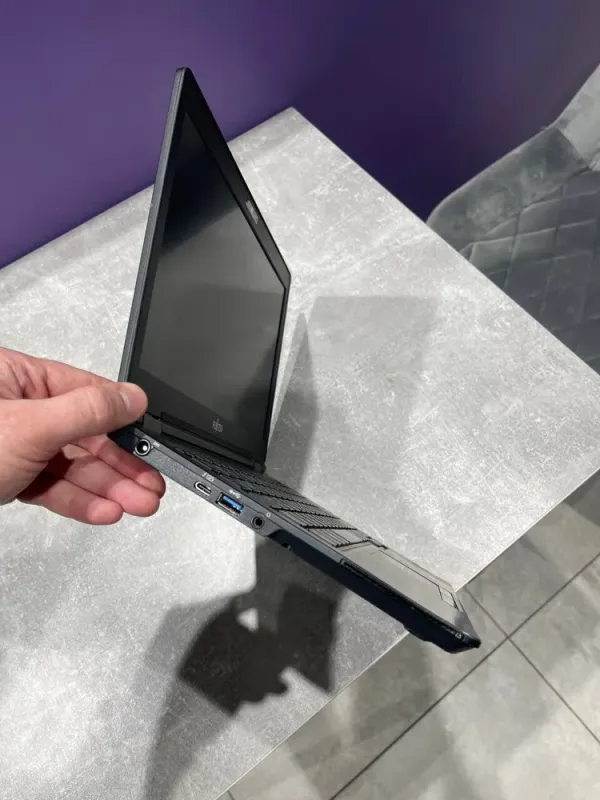 Нетбук Fujitsu LifeBook U729 / 12.5" (1920x1080) IPS / Intel Core і3-8130U (2 (4) ядра по 2.2 - 3.4 GHz) / 8 GB DDR4 / 256 GB SSD / Intel UHD Graphics 620 / WebCam б/в - зображення 4