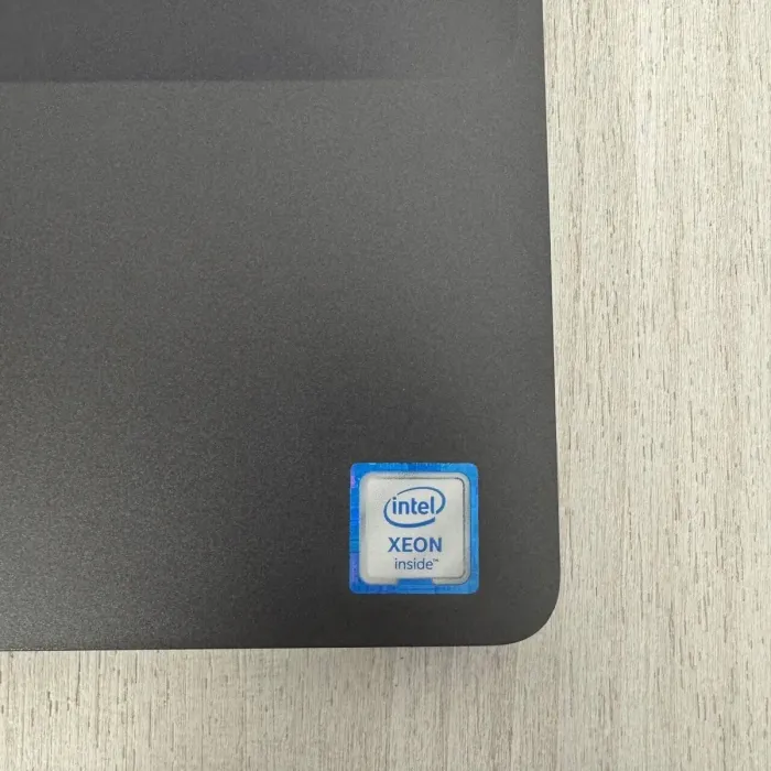 Мобільна робоча станція Dell Precision 3541 / 15,6" (1920x1080) IPS / Intel Xeon E-2276M (6 (12) ядер по 2,8 - 4,7 ГГц) / 16 ГБ DDR4 / 256 ГБ SSD / nVidia Quadro P620, 4 ГБ GDDR5, 128-біт / WebCam б/в - зображення 4