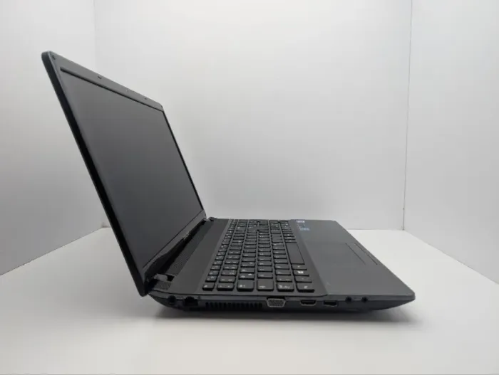 Ноутбук Samsung NP300E5C / 15.6" (1366x768) TN / Intel Core i5-3210M (2 (4) ядра по 2.5 - 3.1 GHz) / 6 GB DDR3 / 500 GB HDD / nVidia GeForce GT 620M, 1 GB GDDR3, 64-bit / WebCam / DVD-ROM б/в - зображення 4