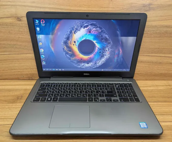 Ноутбук Dell Inspiron 5570 / 15.6" (1366x768) TN / Intel Core i5-7200U (2 (4) ядра по 2.5 - 3.1 GHz) / 8 GB DDR4 / 256 GB SSD / Intel HD Graphics 620 / WebCam / Windows 10 б/в - зображення 2