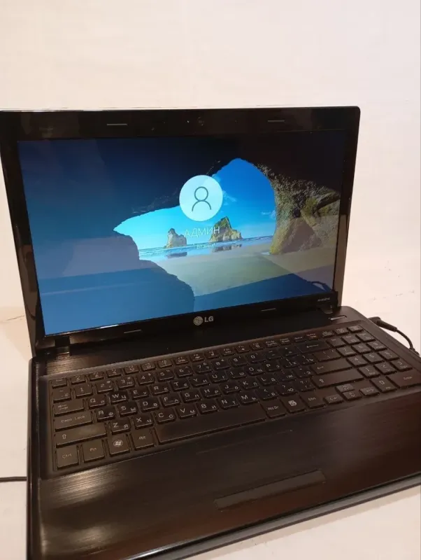 Ноутбук Б-клас LG S525 / 15.6" (1366x768) TN / Intel Pentium B950 (2 ядра по 2.1 GHz) / 8 GB DDR3 / 500 GB HDD / Intel HD Graphics / WebCam / АКБ не бере заряд б/в - зображення 3