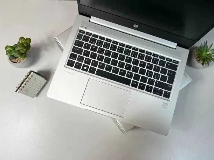 Ультрабук HP ProBook 430 G7 / 13.3" (1366x768) TN / Intel Core i5-10210U (4 (8) ядра по 1.6 - 4.2 GHz) / 16 GB DDR4 / 512 GB SSD / Intel UHD Graphics / WebCam / Win 10 Pro б/в - зображення 3