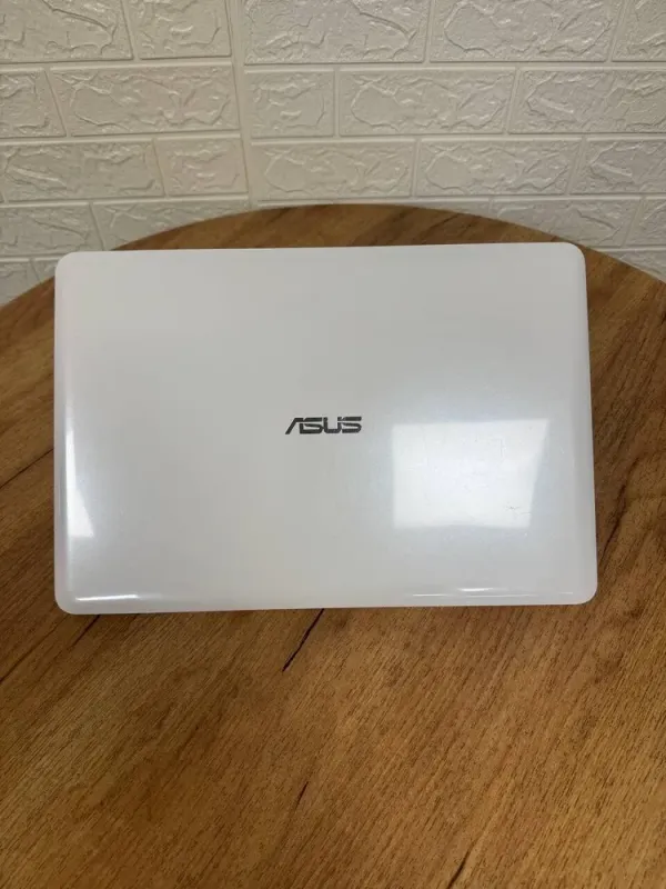 Ультрабук Б-клас Asus VivoBook E502NA White / 15.6" (1920x1080) TN / Intel Pentium N4200 (4 ядра по 1.1 - 2.5 GHz) / 4 GB DDR4 / 500 GB HDD / Intel HD Graphics 505 б/в - зображення 3