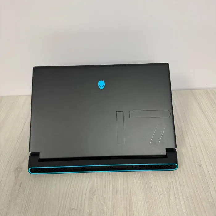 Ігровий ноутбук Б-класу Dell Alienware m17 R5 / 17,3" (1920x1080) IPS / AMD Ryzen 9 6900HX (8 (16) ядер по 3.3 - 4.9 GHz) / 16 GB DDR5 / 1000 GB SSD NVMe / nVidia GeForce RTX 3070 Ti, 8 GB GDDR6, 256-bit / WebCam б/в - зображення 3