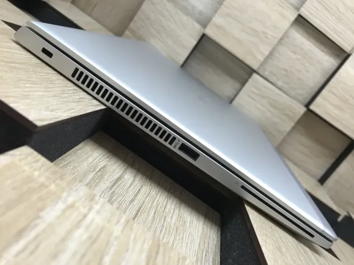 Ультрабук HP EliteBook 830 G5 / 13.3" (1920x1080) IPS / Intel Core i7-8650U (4 (8) ядра по 1.9 - 4.2 GHz) / 8 GB DDR4 / 256 GB SSD M.2 / Intel UHD Graphics 620 / WebCam / USB 3.1 / HDMI б/в - зображення 5