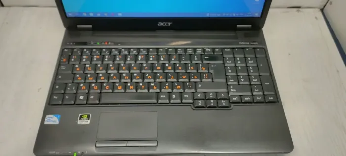 Ноутбук Б-клас Acer Extensa 5635ZG / 15.6" (1366x768) TN / Intel Pentium T4500 (2 ядра по 2.3 GHz) / 4 GB DDR3 / 240 GB SSD / nVidia GeForce G105M, 512 MB GDDR3, 64-bit / Без АКБ б/в - зображення 3