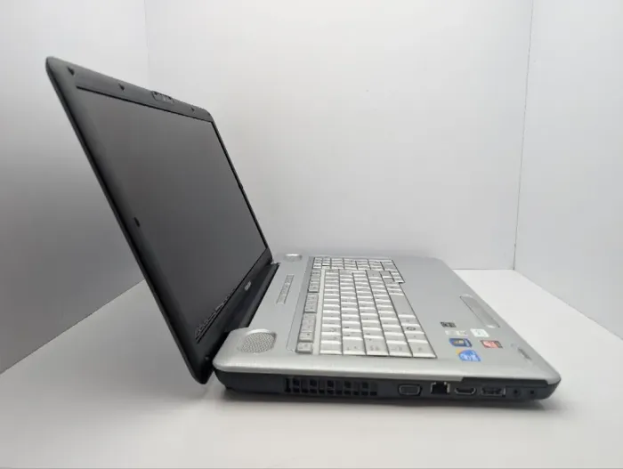 Ноутбук Toshiba Satellite L550 / 17.3" (1600x900) TN / Intel Core i3-330M (2 (4) ядра по 2.13 GHz) / 6 GB DDR3 / 320 GB HDD / AMD Radeon HD 4650, 1 GB GDDR3, 128-bit / WebCam / DVD-ROM б/в - зображення 4