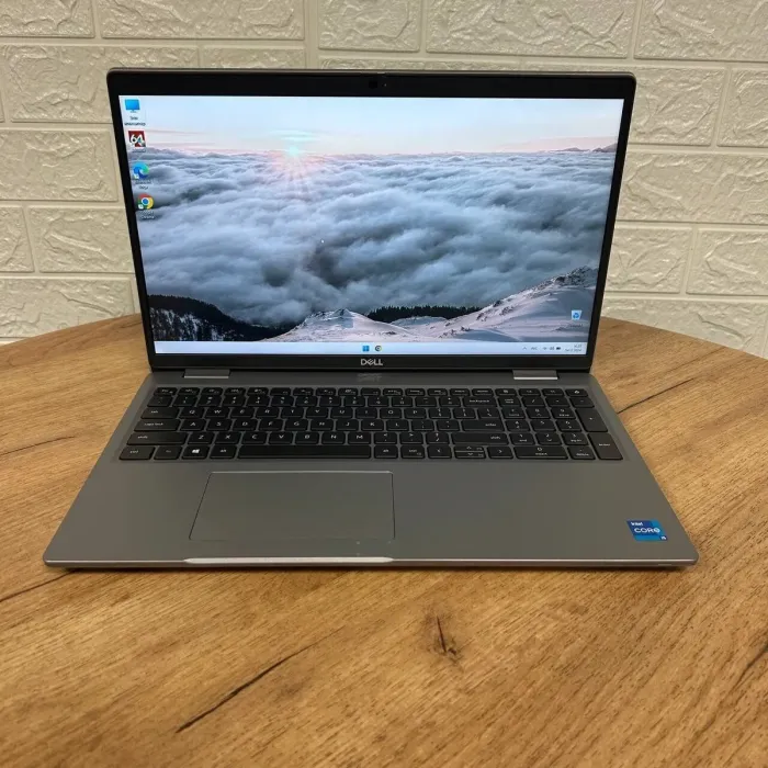 Ультрабук Б-клас Dell Latitude 5520 / 15.6" (1920x1080) IPS / Intel Core i5-1145G7 (4 (8) ядра по 4.4 GHz) / 16 GB DDR4 / 512 GB SSD NVMe / Intel Iris Xe Graphics / WebCam б/в - зображення 2