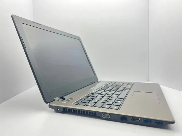 Ноутбук Medion Akoya E6241 / 15.6" (1366x768) TN / Intel Pentium 3550M (2 (2) ядра по 2.3 GHz) / 4 GB DDR3 / 1000 GB HDD / Intel HD Graphics 4000 б/в - зображення 2