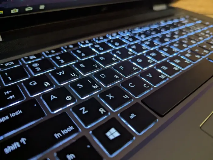 Мобільна робоча станція HP zBook Studio G5 / 15,6" (1920x1080) IPS / Intel Core i9-9880H (8 (16) ядер по 2,3 - 4,8 ГГц) / 16 ГБ DDR4 / 512 ГБ SSD / nVidia Quadro P1000, 4 ГБ GDDR5, 128-біт / TouchID / WebCam / Windows 10 б/в - зображення 6