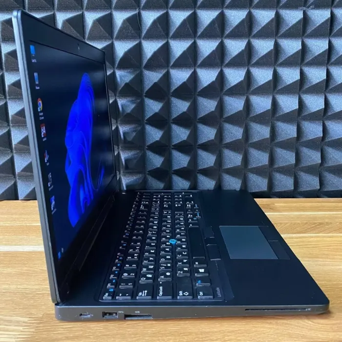 Ноутбук Dell Latitude 5580 / 15.6" (1920x1080) TN / Intel Core i5-6300U (2 (4) ядра по 2.4 - 3.0 GHz) / 8 GB DDR4 / 256 GB SSD / Intel HD Graphics 520 / WebCam / HDMI б/в - зображення 3