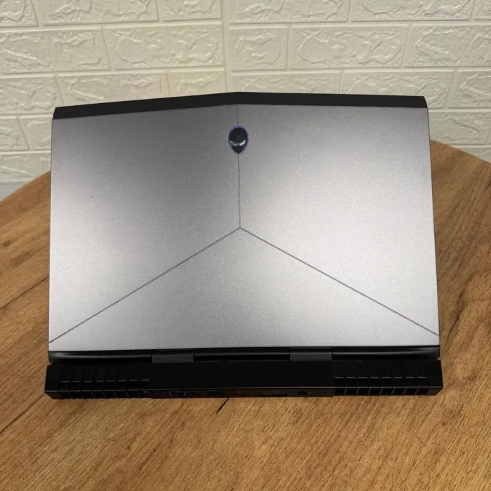 Ігровий ноутбук Dell Alienware 15 R3 / 15.6" (1920x1080) IPS / Intel Core i7-6820HQ (4 (8) ядра по 2.7 - 3.6 GHz) / 16 GB DDR4 / 500 GB SSD / nVidia GeForce GTX 1070, 8 GB GDDR5, 256-bit / WebCam б/в - зображення 3