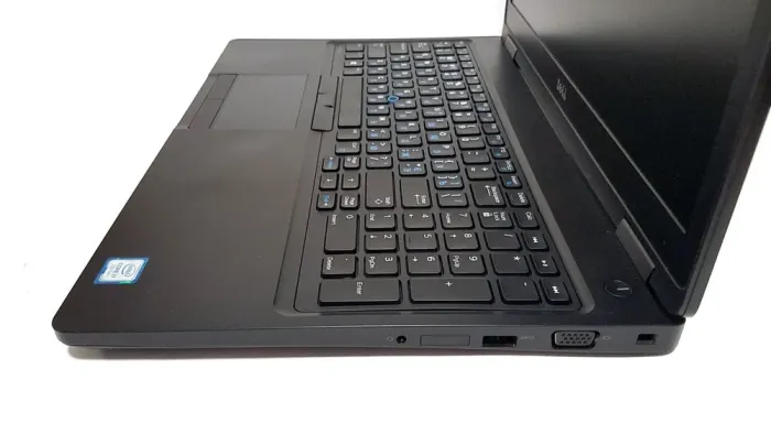 Мобільна робоча станція Dell Precision 3520 / 15.6" (1366x768) TN / Intel Core i7-7700HQ (4 (8) ядра по 2.8 - 3.8 GHz) / 8 GB DDR4 / 256 GB SSD M.2 / nVidia Quadro M620, 2 GB GDDR5, 128-bit / WebCam / Win 10 Pro б/в - зображення 4