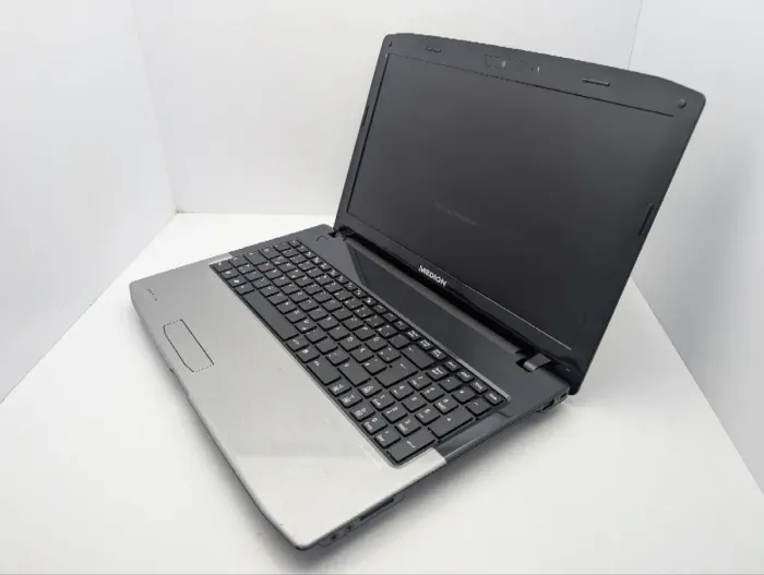 Ноутбук Medion Akoya E6234 / 15.6" (1366x768) TN / Intel Core i3-2310M (2 (4) ядра по 2.1 GHz) / 6 GB DDR3 / 250 GB HDD / Intel HD Graphics 3000 / WebCam / DVD-ROM / АКБ не тримає заряд б/в - зображення 7