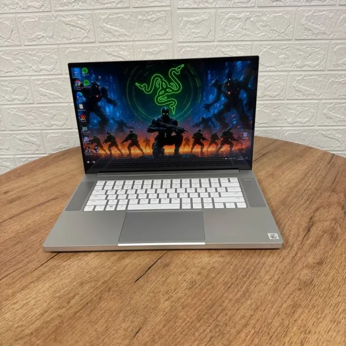 Ігровий ноутбук Razer Blade 15 RZ09-0328 Silver / 15.6" (3840x2160) OLED / Intel Core i7-10750H (6 (12) ядер по 2.6 - 5.0 GHz) / 16 GB DDR4 / 512 GB SSD NVMe / nVidia GeForce RTX 2070 Max-Q, 8 GB GDDR6, 256-bit / WebCam б/в - зображення 2